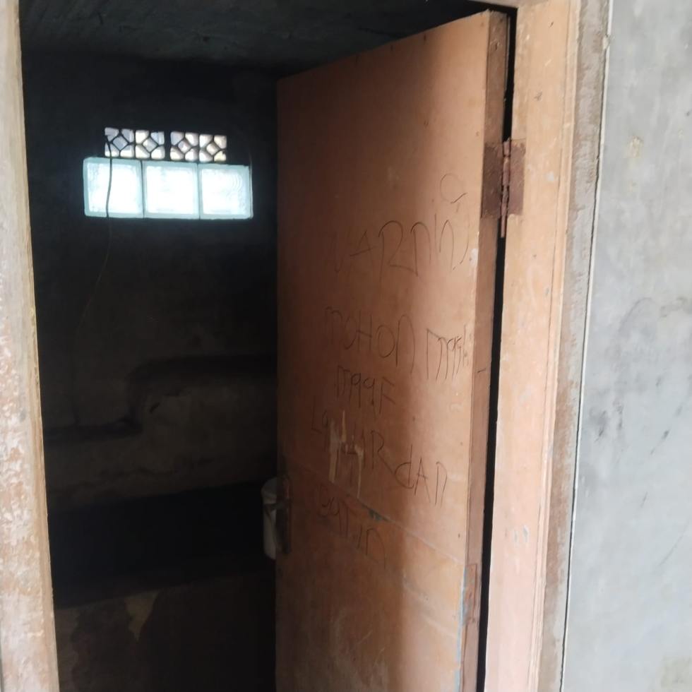 Pintu kayu tua menuju ruang dalam masjid