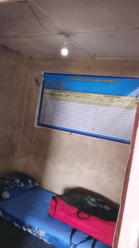 Interior posyandu dengan kasur periksa
